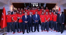 a-milli-futbol-takimi-futbolularina-abd-de-bezelye-ve-makarna-ziyafeti-futbolistan