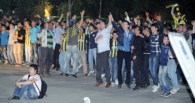 adliye onunde olay cikaran fenerbahceli taraftarlara hapis cezasi futbolistan