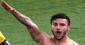 aek-li-katidis-in-yaptigi-nazi-selami-na-bes-mac-ceza-futbolistan