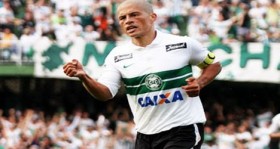 alex-golleri-atti-coritiba-sampiyon-oldu-futbolistan