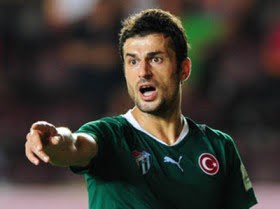 Ali Tandoğan Bursaspor Futbolistan Ali Tandoğan; Fenerbahçeli futbolcular hakemi baskı altına aldı