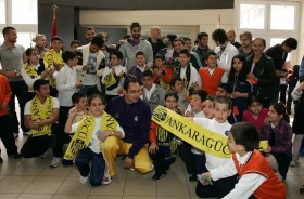 ankaragucunden engellilere ziyaret1 futbolistan1 e1305294870398