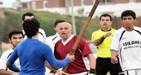 Antalya'da amatör küme maçında taraftar hakeme sopayla saldırdı!.. 2 antalya-daki-amator-macta-taraftar-sopayla-sahaya-indi-futbolistan