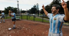 arjantinliler-lionel-messi-nin-heykelini-dikti-futbolistan