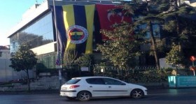 aziz-yildirim-is-yerine-bayragi-asti-futbolistan