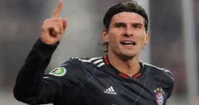 bayern munih mario gomez in sozlesmesini 2016 ya kadar uzatti futbolistan