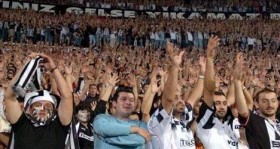 besiktas iki taraftarini mahkemeye veriyor futbolistan