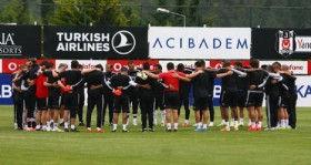 besiktas-li-futbolculardan-saygi-durusu-futbolistan