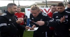 besiktas ta guti ve simao nun dogum gunu kutlandi futbolistan