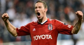 Beşiktaş'ta sakatlık şoku; Filip Holosko 2 ay yok!.. 2 SPOR TOTO SUPER LIG'DE BESIKTAS ILE BURSASPOR TAKIMLARI BJK INONU STADI'NDA KARSI KARSIYA GELDI. BESIKTAS'IN GOLUNU ATAN FILIP HOLOSKO  BUYUK SEVINC YASADI. (ANADOLU AJANSI - BERK OZKAN) (20121109)