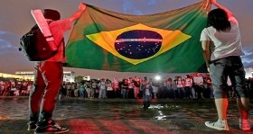 brezilya-da-gencler-sokaga-dokuldu-futbolistan