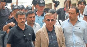 bursaspor baskani ibrahim yazici serbest birakildi futbolistan e1308753713943