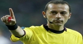 cuneyt-cakir-a-fifa-dan-konusma-yasagi-futbolistan