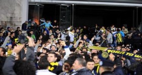 derbide fenerbahceli taraftarlarin yaptigi hasar futbolistan