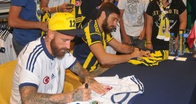 egemen-korkmaz-ve-raul-meireles-taraftarlarla-bulustu-futbolistan