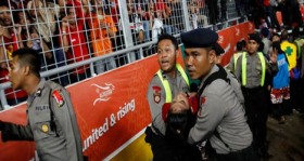 endonezya malezya macinda cikan olaylarda iki kisi oldu futbolistan