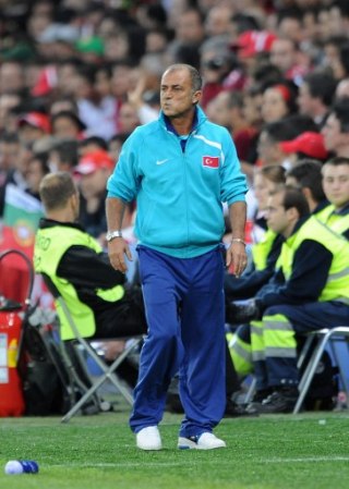 Fatih Terim İlk Defa Eşortmanla Sahaya Çıktı ! Acaba sebebi turkuvaz'ın güzelliği mi ?