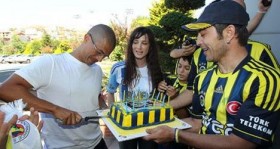 fenerbahce kaptani alex dogum gununu kutladi futbolistan