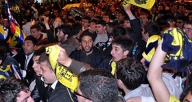 fenerbahce li taraftarlar trabzonspor u uyutmadi futbolistan