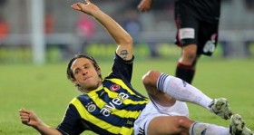 fenerbahce-reto-ziegler-i-renklerine-bagladi-futbolistan