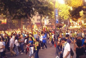 Fenerbahçe'liler UEFA kararı için yürüyor! 2 fenerbahce-yuruyus