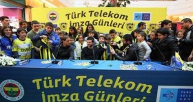 fenerbahceli futbolcularin imza gununde arbede futbolistan