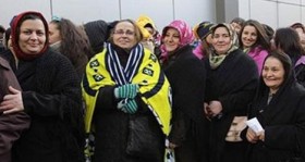 Fenerbahçeli Kadın Taraftarlar Bilet İçin Kapıştı Futbolistan fenerbahceli kadin taraftarlar bilet icin kapisti futbolistan