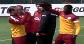 galatasaray-antrenmaninda-olay-eboue-ile-sneijder-yumruklasti-futbolistan