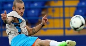 galatasaray-li-taraftardan-sneijder-turkusu-futbolistan