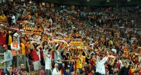galatasaray-li-uc-taraftar-tutuklandi-futbolistan