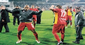 galatasarayli melo pfdk ya sevk edildi futbolistan