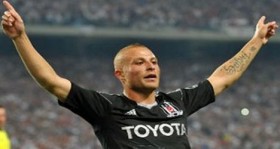 gokhan-tore-bir-yil-daha-besiktas-ta-futbolistan