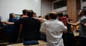 gurcistan-da-skandal-turk-gazetecilere-saldirdilar-futbolistan