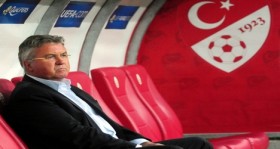 hiddink ile yollar resmen ayrildi futbolistan