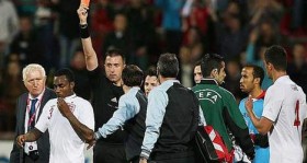 huseyin gocek in yonettigi macta olay futbolistan