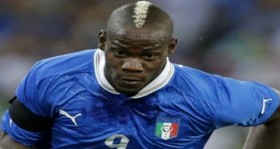 italya-milli-takimi-nda-mario-balotelli-soku-futbolistan