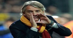 Mancini topun ağzında!.. 2 mancini-topun-agzinda-futbolistan