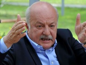 sadri sener mesaj olayini fifaya tasiyor futbolistan e1306768889741