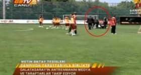 sahaya-giren-taraftar-drogba-yi-sakatladi-futbolistan