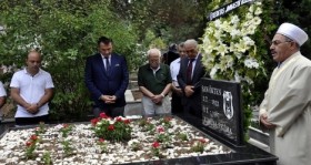 san oktem kabri basinda anildi futbolistan