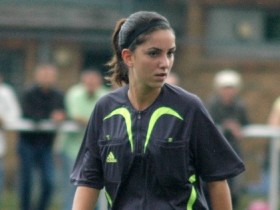 sinem turac bayan hakem bundesligada mac yonetecek futbolistan e1307538281167