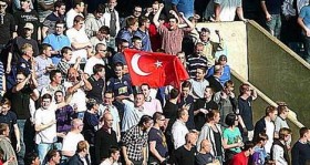 statda turk bayragi acan taraftara 10 yil ceza futbolistan