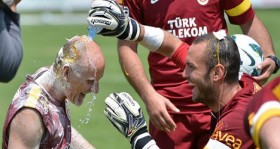 Taffarel'e Brezilya usulü doğum günü kutlaması!.. 2 taffarel-e-brezilya-usulu-kutlama-futbolistan