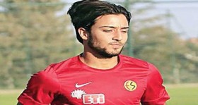 tarik-camdal-eskisehirspor-ile-dort-bucuk-yillik-sozlesme-imzaladi-futbolistan