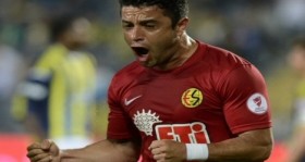 tello-eskisehirspor-ile-sozlesmesini-uzatti-futbolistan