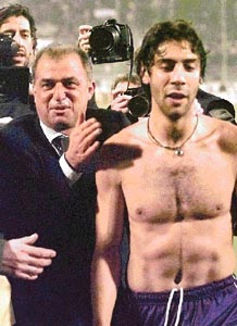 Fatih Terim Çek Cumhuriyeti maçından sonra Levent Kızıl'la sarılıp ağladılar.Aynı Fiorentina'daki gibi !