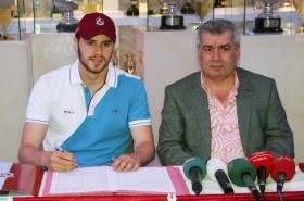 trabzonspor aykut akgun ile sozlesme imzaladi futbolistan e1308927142525