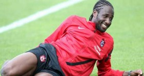 trabzonspor-da-sok-sol-bamba-hastaneye-kaldirildi-futbolistan