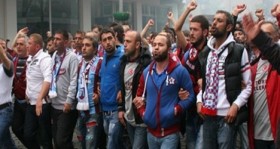 trabzonspor-lu-taraftarlardan-sike-protestosu-futbolistan