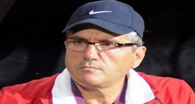 trabzonspor-teknik-direktoru-mustafa-resit-akcay-bu-ulkede-guce-karsi-direnen-bir-takimiz-futbolistan